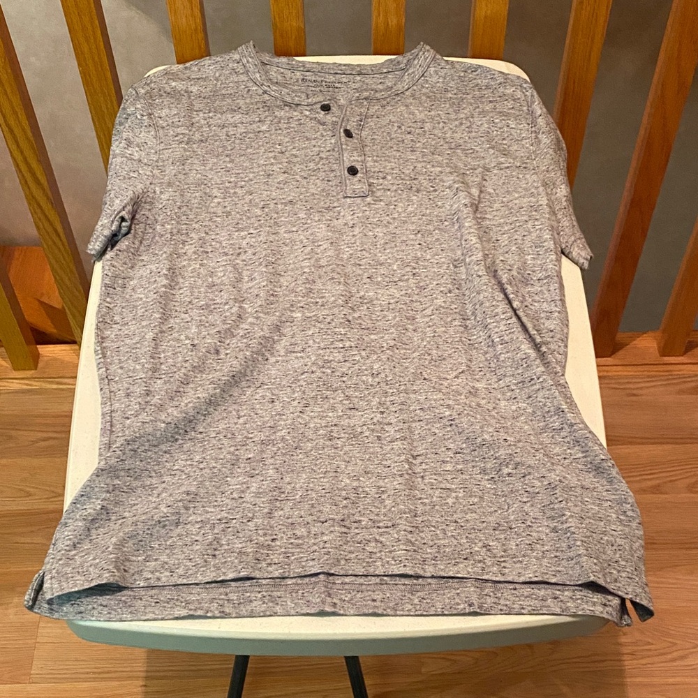 Banana Republic short sleeve t-shirt. Size: M. Color: Gray/Black